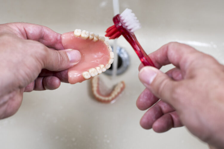 Come pulire la dentiera
